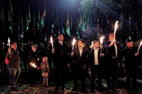 Wielu raczej wygląda ja cherubinki, którzy zaraz zaczną śpiewać „Tomorrow Belongs to Me” z filmu „Kabaret”.