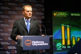 Wieczór wyborczy 2005 r. w sztabie PO. Po minie Donalda Tuska widać, że nie jest usatysfakcjonowany wstępnymi wynikami.