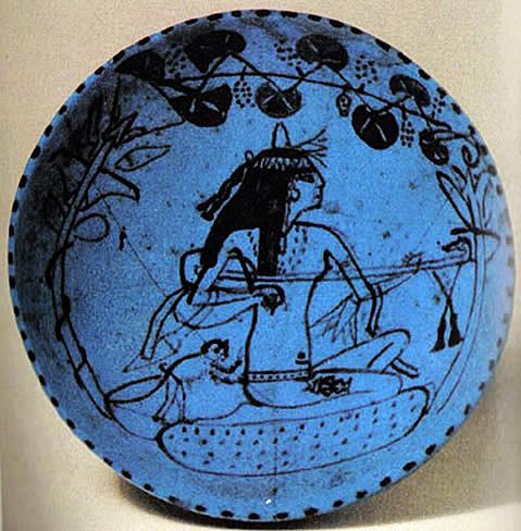 Fajansowa miseczka z ok. 1300 r. p.n.e. przedstawiająca muzykantkę z wytatuowanym na udzie wizerunkiem boga Besa (o tym, że trudniła się także nierządem może świadczyć rozwiązująca jej przepaskę biodrową małpka).
