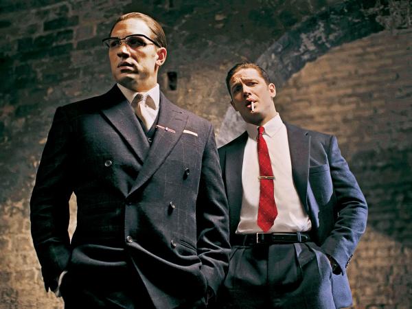 Tom Hardy w podwójnej roli braci Kray zasługuje co najmniej na nominację do Oscara.