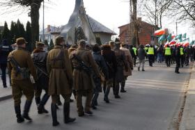 Grupa rekonstrukcji historycznej idąca za marszem narodowców. Frekwencja marszu oceniana jest na ok. 100–150 osób.