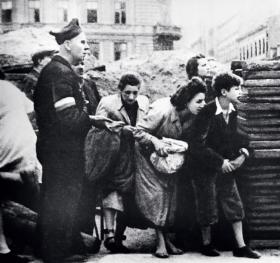 Powstańcza służba kierowania ruchem pieszych przy jednej z barykad