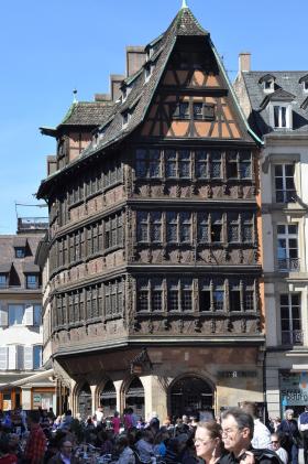 Strasburska starówka pełna jest tego typu urokliwych kamieniczek, należących niegdyś do bogatych kupców.