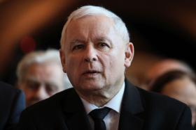 Jarosław Kaczyński ograniczył się w swoim zakazie tylko do spółek państwowych, a bardzo liczna grupa radnych sejmikowych zarabia o wiele więcej niż te 15 tys. zł miesięcznie.