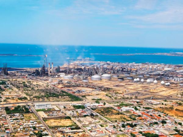 Rafineria w Punto Fijo w Wenezueli jest częścią Rafinerii Paraguaná, największego kompleksu rafineryjnego na półkuli zachodniej.