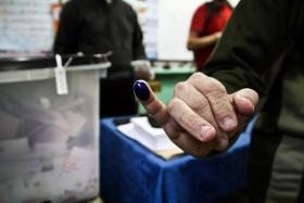 Pierwsza tura referendum konstytucyjnego (15 grudnia 2012 r.). Zanurzenie palca w niebieskiej farbie potwierdza udział w głosowaniu.