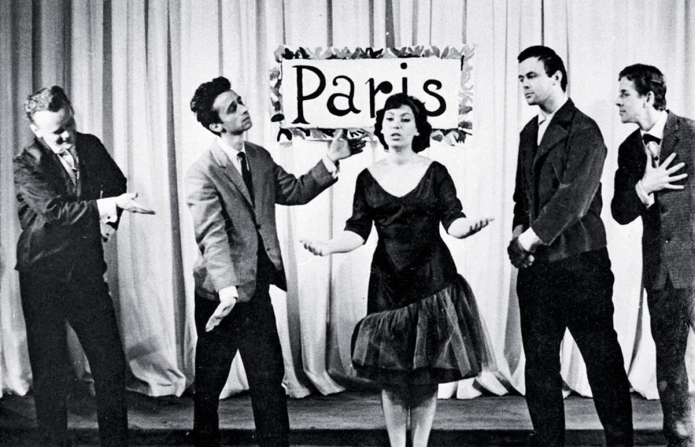 Studencki Teatr Satyryków, lata 60. Na fot. w centrum od lewej: Jacek Fedorowicz, Zofia Merle i Stanisław Tym.