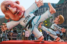 Putin – razem z Nawalnym – w wersji z kwietniowego karnawału w Düsseldorfie.