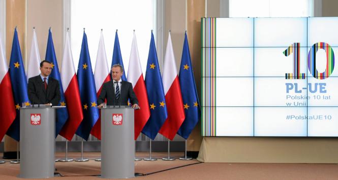 Donald Tusk i Radosław Sikorski prezentują raport 