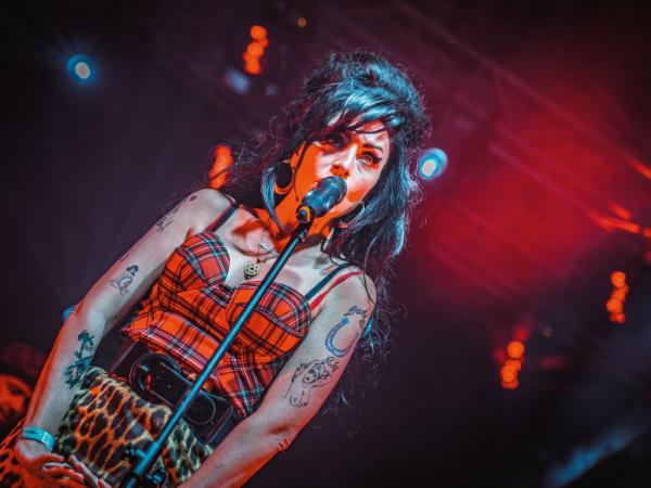 Tania Alboni jako Amy Winehouse.