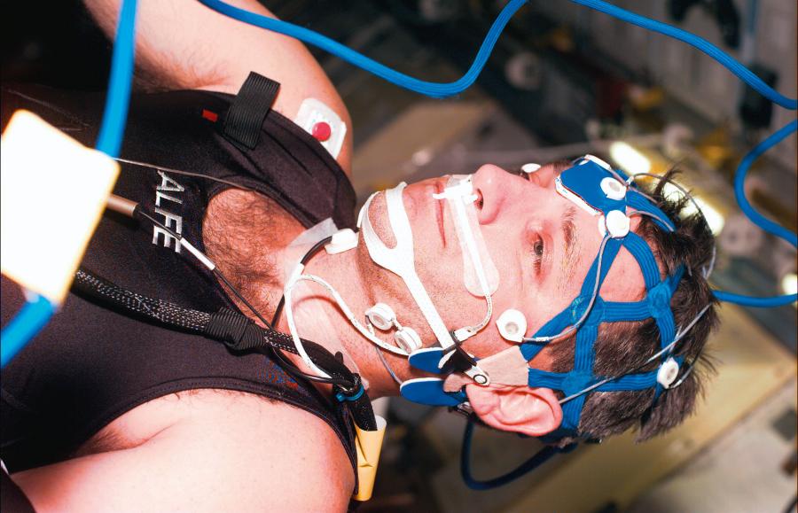 Astronauta Richard Linnehan podczas badań jakości snu w stanie nieważkości.