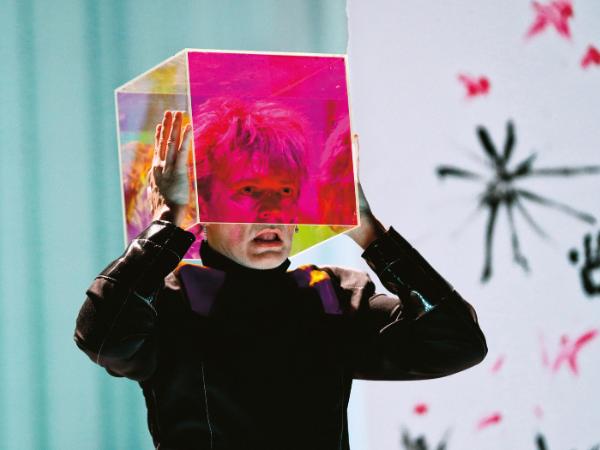 Günter Franzmeier jako kosmita Newton w wiedeńskim wystawieniu „Lazarusa”, 2018 r.