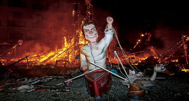 Rzeźba przedstawiająca Pedro Sáncheza przygotowana na Las Fallas – hiszpańskie Święto Ognia.