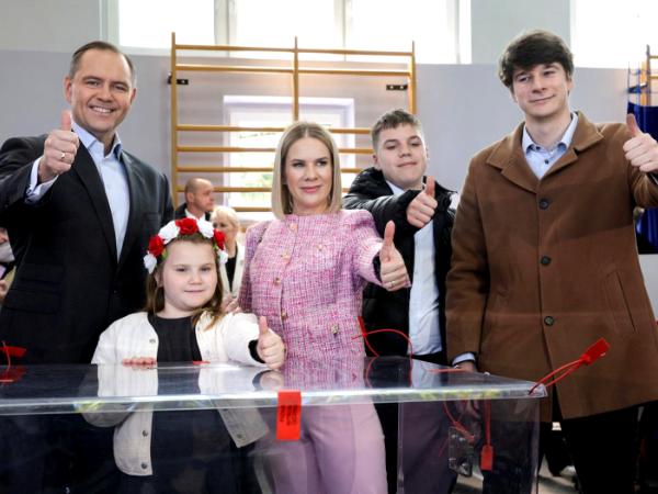 Karol Nawrocki głosuje w wyborach prezydenckich, 18 maja 2025 r.