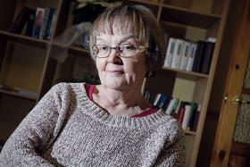 „Tomek jest dorosłym mężczyzną i swoje waży. Ja już od dawna nie jestem w stanie podnieść go z materaca na podłodze i przesadzić na wózek. Ktoś musi rano przyjść i mi pomóc. Jeśli nikt nie przyjdzie, wtedy spędzamy dzień na podłodze”.