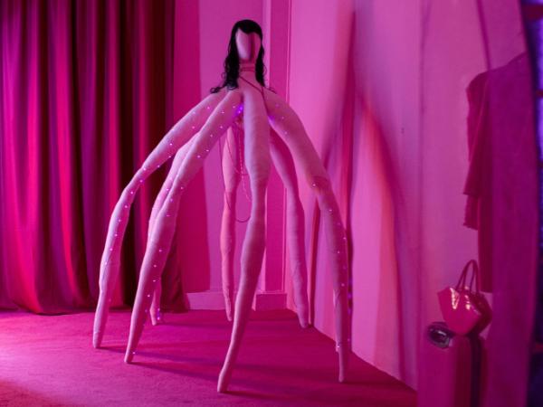 Iwona Demko, KOBIETA PAJĄK, 2024, soft sculpture, gąbka, owata (watolina), polar, peruka, koraliki, rura PEX, światła LED na druciku, 260 × 170 × 100 cm