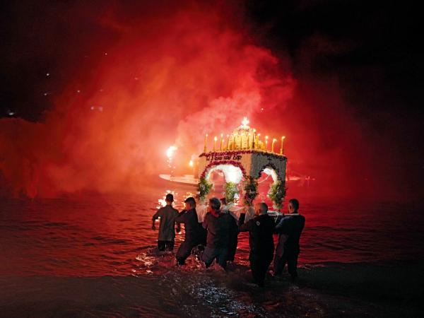 W wielu nadmorskich miastach częścią procesji jest wejście z platformą do wody, by modlić się o bezpieczny powrót marynarzy.