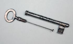 W tym kluczu przenosiła mikrofilmy cichociemna Elżbieta Zawacka, „Zo”.