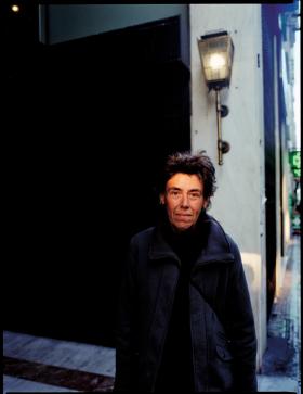 Zwolniona z pracy nauczycielka historii Sofina Pifhae. Państwo chce jej i jej 10-letniemu synowi zabrać mieszkanie z powodu zadłużenia. Od dwóch mięsięcy jest zmuszona do żebrania na ulicy.