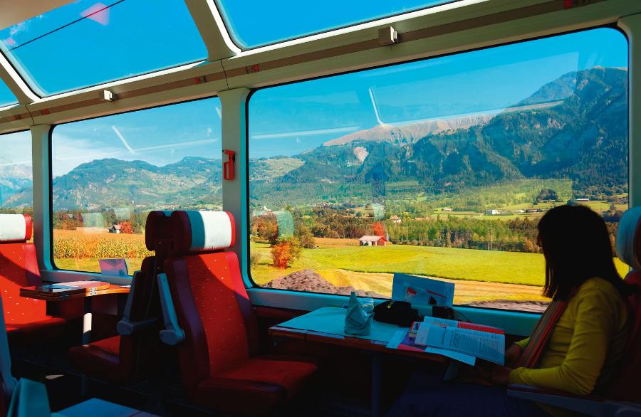 Widok na góry z wagonu Glacier Express (Szwajcaria).