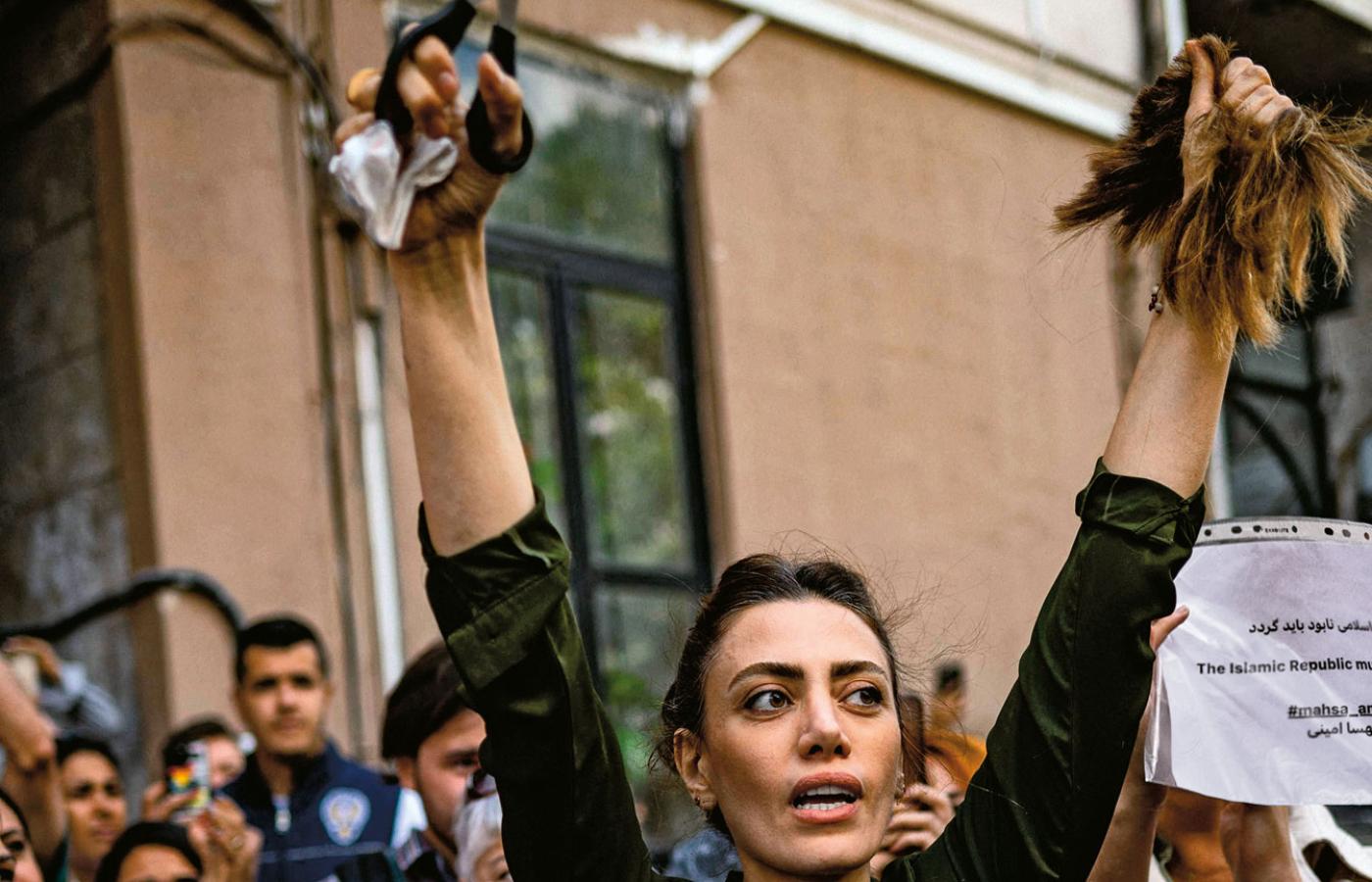 Od trzech tygodni nagrania Iranek ścinających swoje włosy zalewają internet.