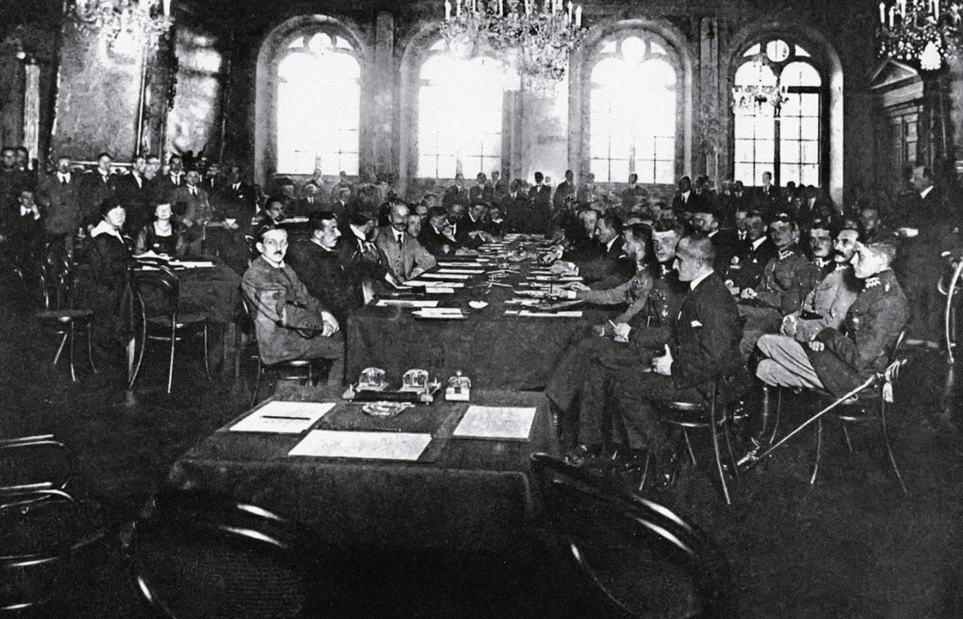 Delegaci gotowi do podpisania traktatu pokojowego pomiędzy Polską, Rosją i Ukrainą, Ryga, 18 marca 1921 r.