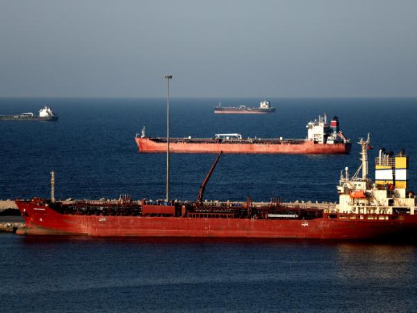 Tankowce na kotwicy w Muskacie w związku z blokadą przez Iran cieśniny Ormuz. Oman, marzec 2026 r.