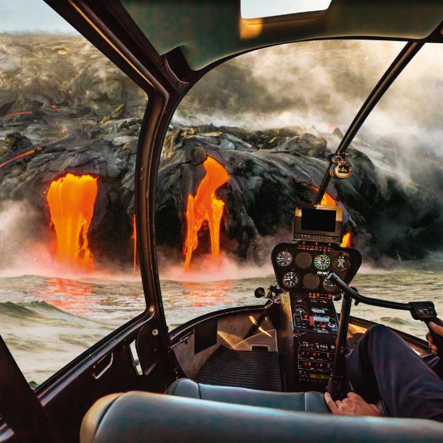 Helikopter z turystami podlatuje do krateru hawajskiego wulkanu Kilauea.