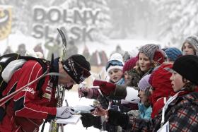 Po finałach, bohaterowie dnia torowali sobie drogę w szpalerze kibiców, wykazując uprzejmą cierpliwość wobec proszących o autografy.