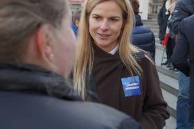 Joanna Schmidt. Rocznik 1978. Pochodzi z Głogowa, jest z wykształcenia ekonomistką. Pracowała w sektorze prywatnym jako organizatorka szkoleń biznesowych i trenerka biznesu, zajmowała się też wykończeniami wnętrz. Działała w Wielkopolskim Związku Pracodawców i w Fundacji Liderek Biznesu. Do 2015 r. zajmowała stanowisko kanclerza Wyższej Szkoły Nauk Humanistycznych, przemianowanej w 2014 r. na Collegium Da Vinci.W polityce zaledwie od kilku miesięcy: w maju 2015 r. brała udział w majowym zjeździe założycielskim stowarzyszenia NowoczesnaPL, była jedną z trzech osób prezentujących program stowarzyszenia.Jak sama opowiada POLITYCE, zdecydowała się wejść do polityki ze względu na to, co działo się w czasie kampanii prezydenckiej. W wyborach parlamentarnych osiągnęła drugi wynik wśród kandydatów Nowoczesnej i najlepszy rezultat pośród kandydatów wszystkich partii w Poznaniu – 35 tys. głosów.Wybrane wypowiedzi:• „Jesteśmy pierwszą i prawdziwą alternatywą w wolnej Polsce. Dzięki nam wyborcy w Poznaniu i powiecie nie będą musieli głosować na mniejsze zło. Przypomnę, że na kongres w stolicy Wielkopolski przyszło ponad tysiąc osób. Wielu z nich dołożyło do naszego programu swoje postulaty. To pokazuje, że jest miejsce na nowe ugrupowanie. Jestem przekonana, że nie podzielimy losu innych partii, które nie przekroczyły progu wyborczego”• „Czy rozważacie państwo przeniesienie Trybunału Konstytucyjnego do Poznania – miasta znanego ze swojej praworządności, wysokiej kultury i przywiązania do wartości demokratycznych? I w tej kwestii liczę na wsparcie posłów Prawa i Sprawiedliwości z Poznania”• „Moje pytanie brzmi: jak to, co państwo próbujecie zrobić z Trybunałem Konstytucyjnym, ma się do zasad demokracji, które wspólnie przecież wyznajemy? Proste pytanie, dla mnie to się wydaje oczywiste. Dlaczego nam nie dacie więcej czasu, abyśmy mogli podyskutować, abyśmy razem mogli przedyskutować, abyśmy mieli czas, aby zwrócić się do swoich ekspertów o analizę? Proste pytanie, proszę o odpowiedź. (Oklaski)”