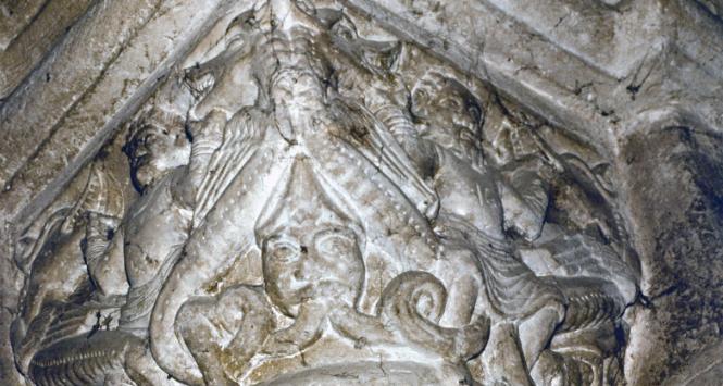 Rzeźbiony kapitel kolumny romańskiej, opactwo w Czerwińsku.