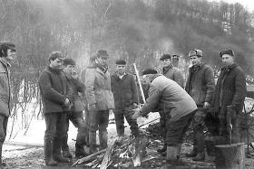 W zimne dni ogniska płonęły w kilku punktach budowy, by ludzie mogli się od czasu do czasu ogrzać.