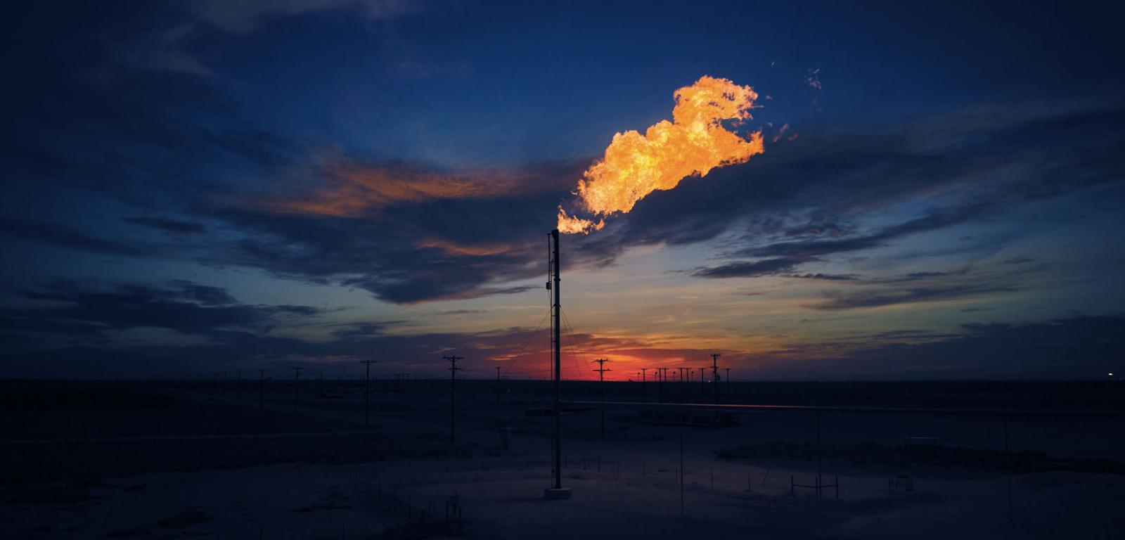 Gaz ziemny, składający się głównie z metanu, jest spalany w pochodniach gazowych.