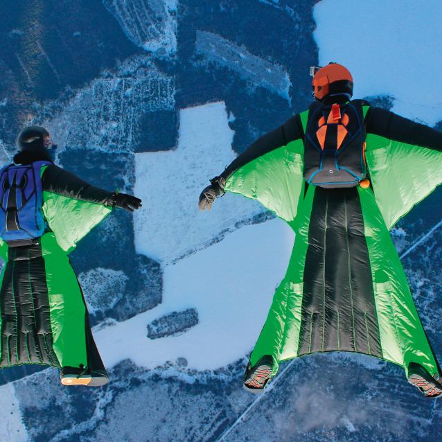 Wingsuit zapewnia ekstremalne doznania lotu szybowego.