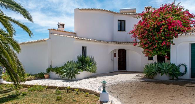 Tradycyjna biała architektura Algarve, z ozdobnymi kominami odróżniającymi domostwa. Budynek ma około 30 lat i jest w dobrym stanie. Nowi właściciele doceniają bryłę, która chroni przed żywiołami. Dlatego decydując się w przyszłości na remont, nie chcieliby jej radykalnie zmieniać.