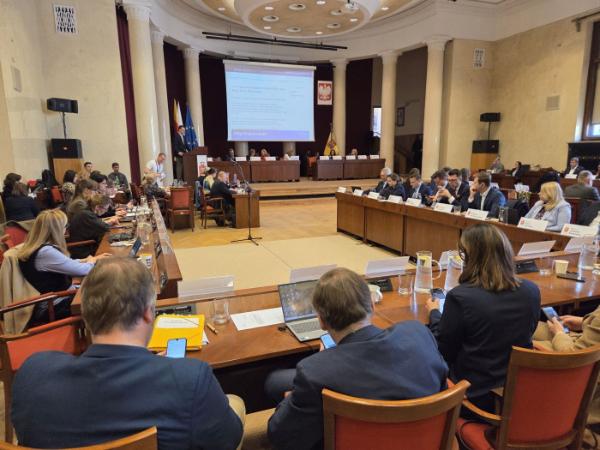 Rada Warszawy przed głosowaniem ws. ograniczenia nocnej sprzedaży alkoholu w stolicy. 12 marca 2026 r.