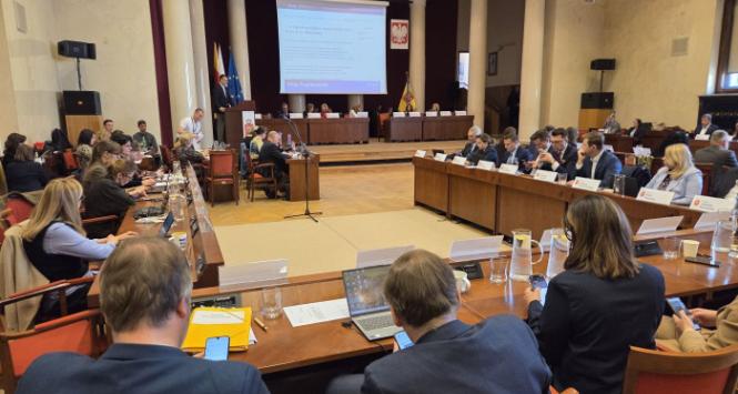 Rada Warszawy przed głosowaniem ws. ograniczenia nocnej sprzedaży alkoholu w stolicy. 12 marca 2026 r.