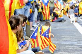Katalonia ma własny parlament, hymn i symbole narodowe, włącznie z flagą.