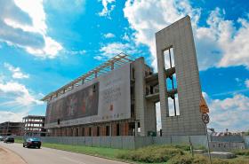 Niedokończony gmach wilanowskiego ratusza.