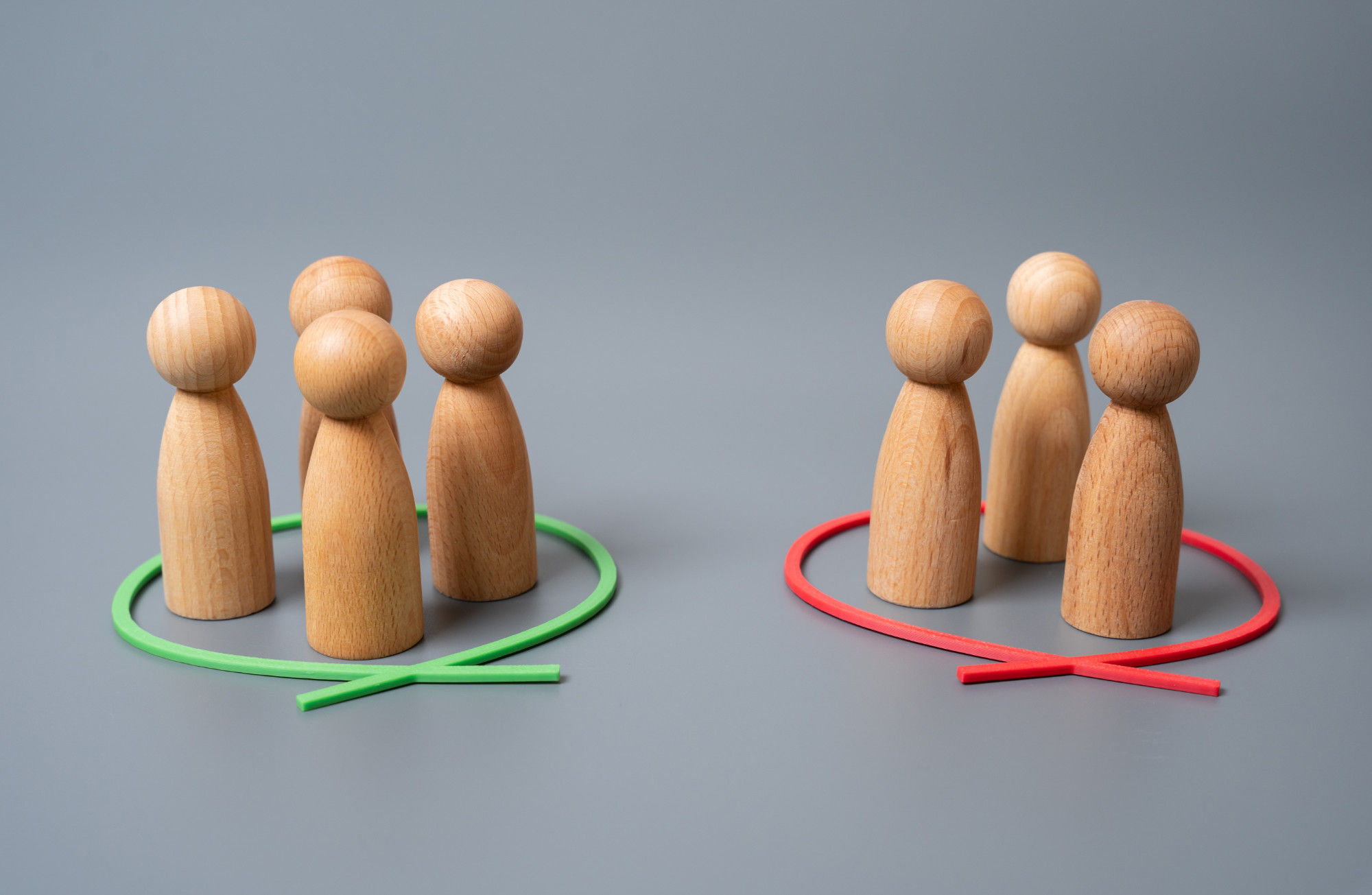 Bańki bez algorytmów. Dlaczego sieci społecznościowe same się polaryzują