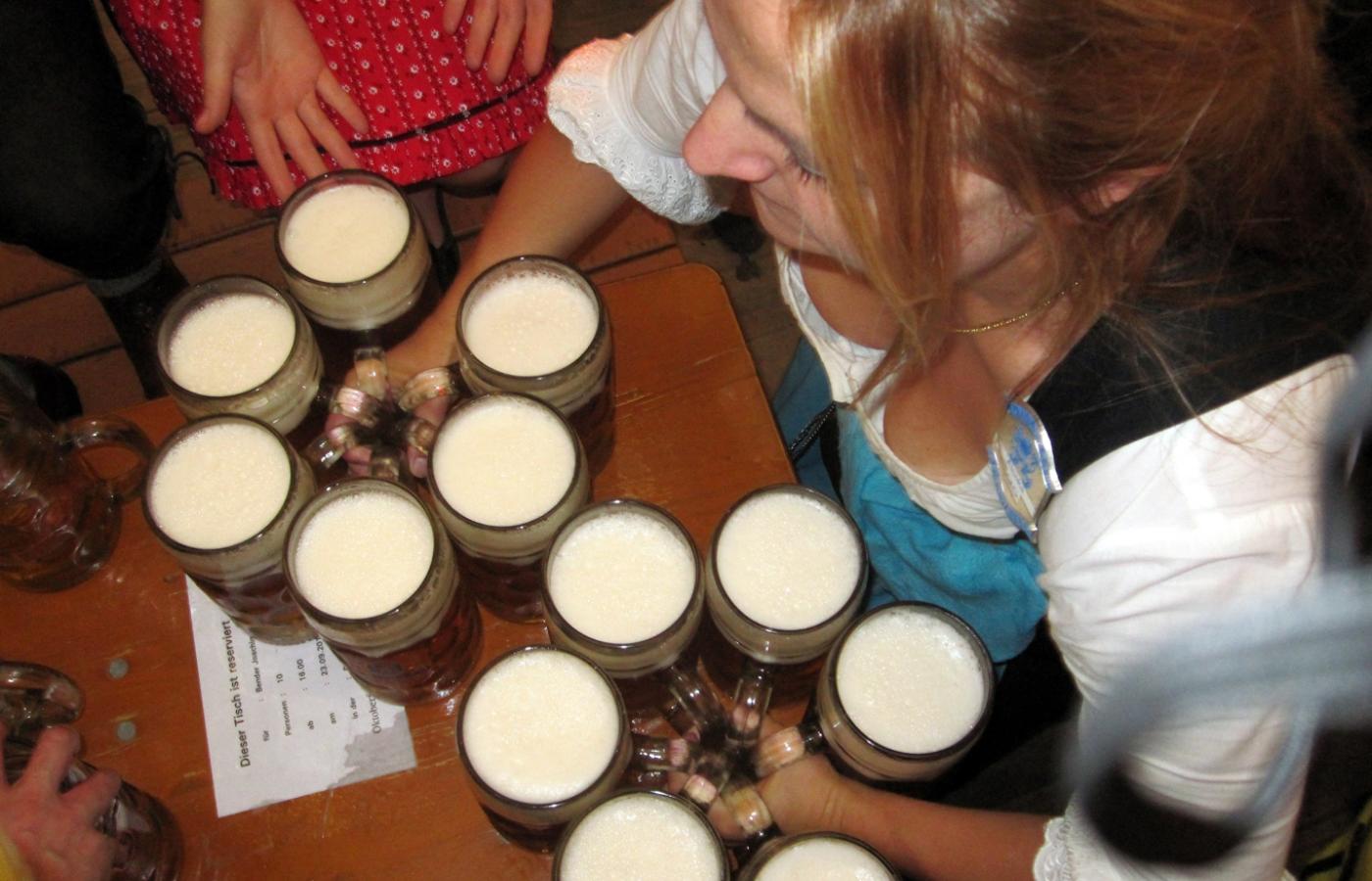 Jak one to robią? Bawarskie kelnerki potrafią przynieść na raz do 10 litrowych kufli (do ciężaru piwa trzeba doliczyć ciężar kufla wykonanego z grubego szkła).