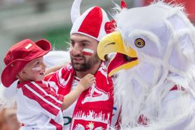Między kibicami biega maskotka orła, z którą przybija się piątki, strzela misia i robi słitfocie.