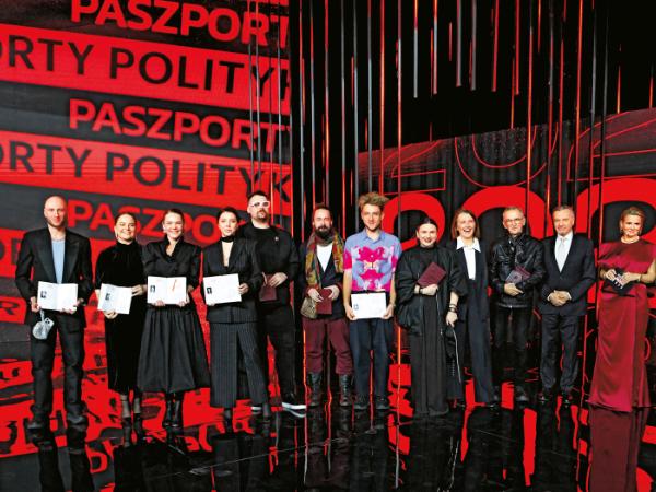 Młodzi i wybitni, czyli laureaci Paszportów POLITYKI, wraz z Kreatorem Kultury, prowadzącymi galę oraz ministrą kultury.