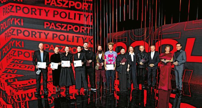 Młodzi i wybitni, czyli laureaci Paszportów POLITYKI, wraz z Kreatorem Kultury, prowadzącymi galę oraz ministrą kultury.