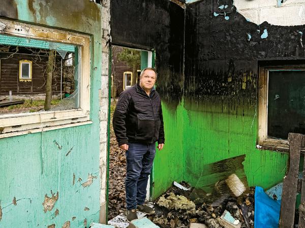 Mirosław Angielczyk, założyciel Darów Natury, w spalonej hali