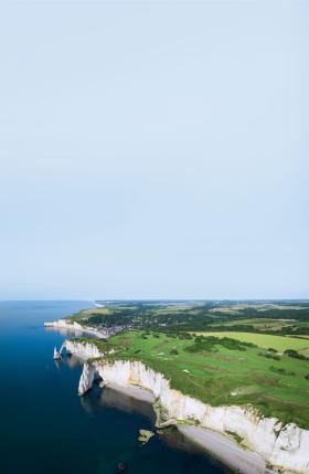 Alabastrowe Wybrzeże klifowe w Normandii w okolicy francuskiego miasteczka Etretat