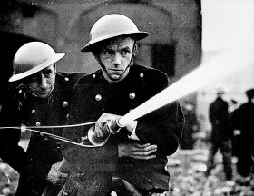 Strażacy walczący z pożarem w zbombardowanym Londynie.