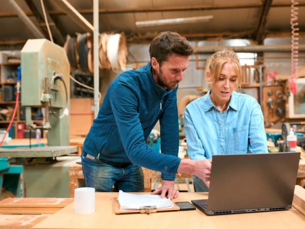 Ile kosztuje faktoring? Opłaty, prowizje i ukryte koszty