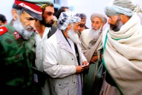 Ismael Khan wśród weteranów wojny afgańskiej. Dla ludu jest legendarnym bojownikiem i symbolem niezależności.
