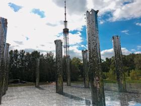 Instalacja „Lustrzane Pole” na terenie dzisiejszego parku miejskiego.